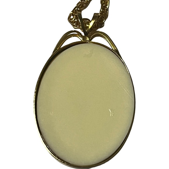 Vintage Roses  Floral Pendant, Gold Tone Necklace With 24" Chain - Picture 4 of 5